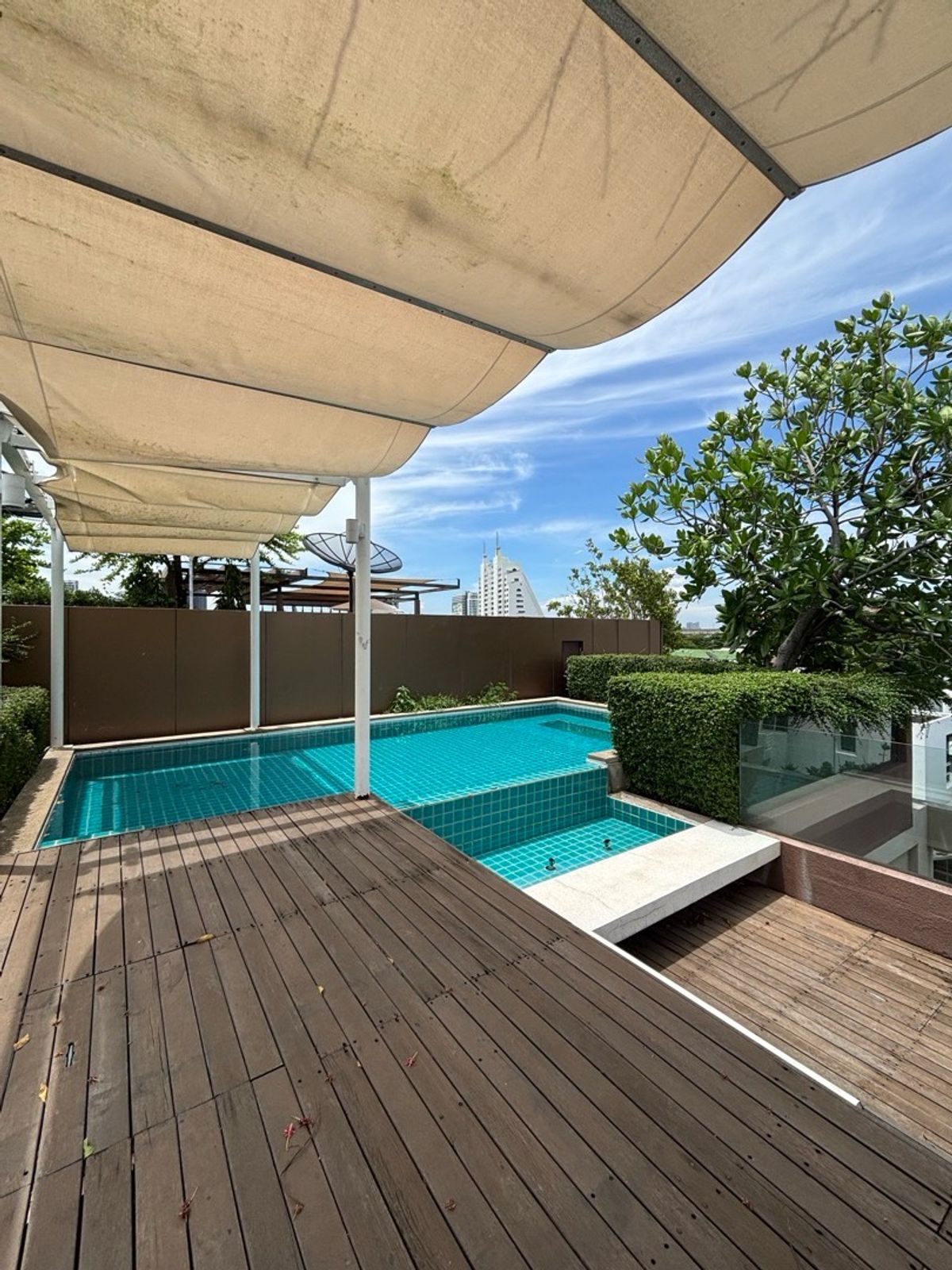 For SaleCondoSathorn, Narathiwat : 🐝 Luxury Living: 3BR Pool villa | 150K Rental fee in Sathorn I only 10 min drive to ONE BANGKOK !! 🐝