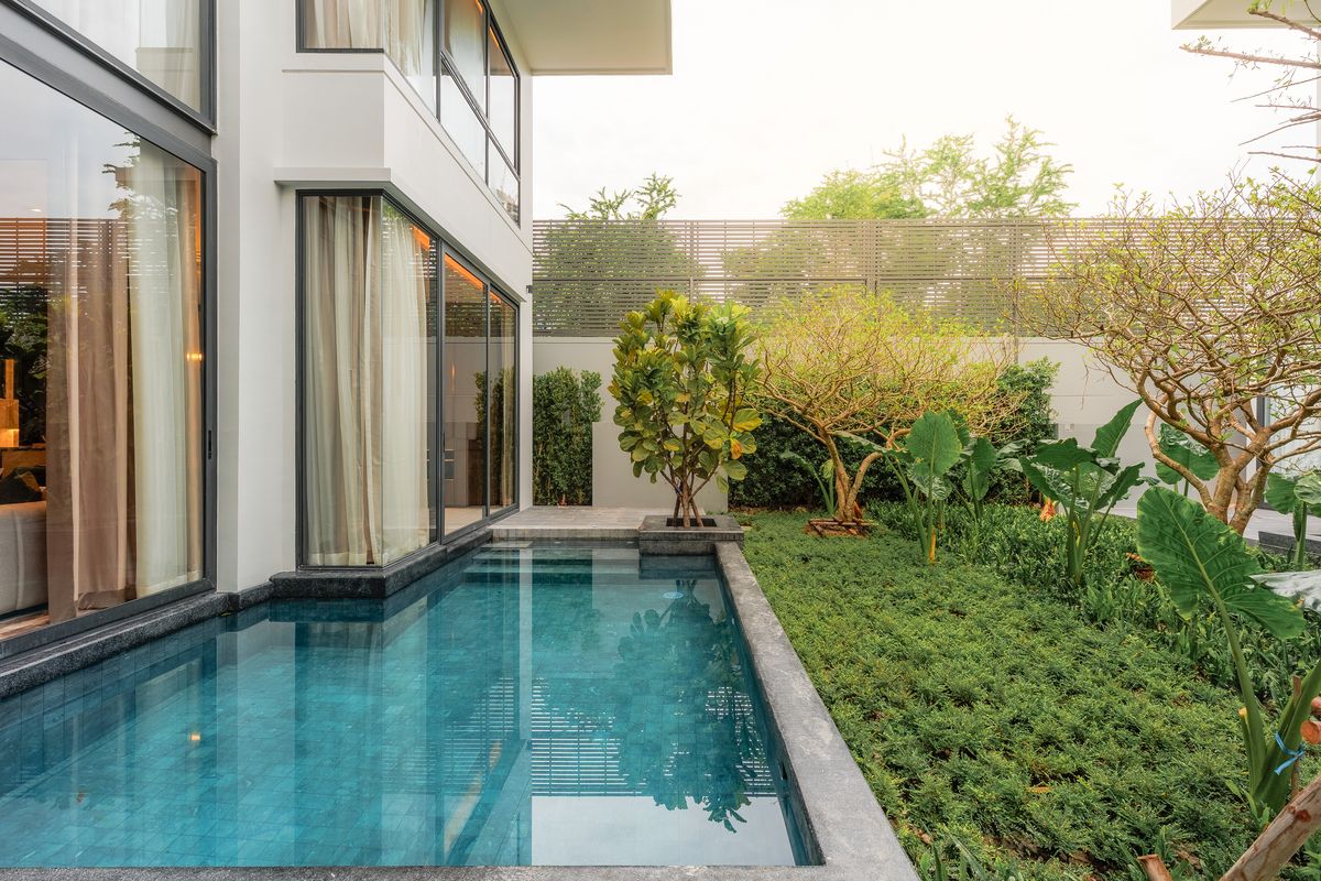 ขายบ้านพระราม 9 เพชรบุรีตัดใหม่ RCA : 🏡 บ้านเดี่ยวสุดหรู Artale Asoke-Rama9 ดีไซน์ทันสมัย 3 ห้องนอนใหญ่ 5 ห้องน้ำ ห้องนั่งเล่นเพดานสูง พร้อมวิวสระว่ายน้ำส่วนตัว ห้องครัวและแพนทรี่ครบครัน ใจกลางเมืองใกล้ถนนอโศก-พระราม 9