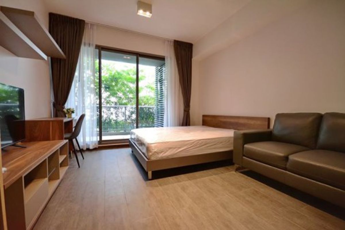 ให้เช่าคอนโดสุขุมวิท อโศก ทองหล่อ : ให้เช่าคอนโดสตูดิโอ 33 ตรม ชั้นต่ำ ที่ The Lofts Ekkamai เดือนละ 21,000 บาท ใกล้ BTS เอกมัย