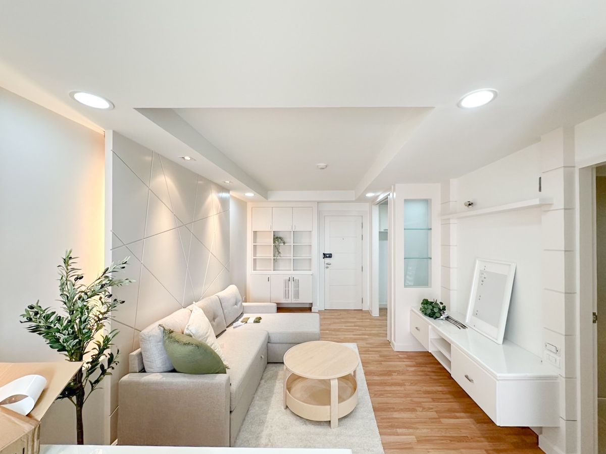 For SaleCondoRatchadapisek, Huaikwang, Suttisan : Condo for sale, The Kris 2, Ratchada 17, beautiful room with new furniture.
