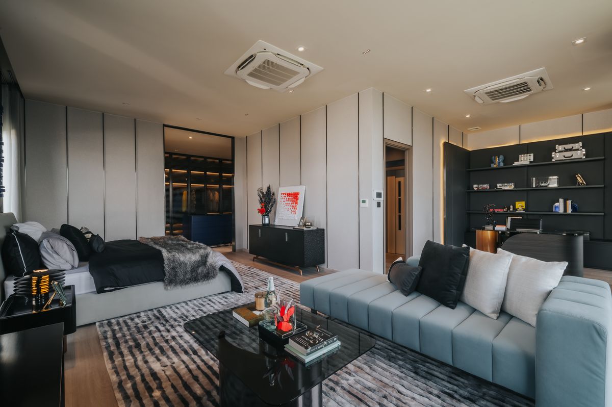 ขายบ้านพระราม 9 เพชรบุรีตัดใหม่ RCA : 🏡 บ้านเดี่ยวสุดหรู Artale Asoke-Rama9 ดีไซน์ทันสมัย 3 ห้องนอนใหญ่ 5 ห้องน้ำ ห้องนั่งเล่นเพดานสูง พร้อมวิวสระว่ายน้ำส่วนตัว ห้องครัวและแพนทรี่ครบครัน ใจกลางเมืองใกล้ถนนอโศก-พระราม 9