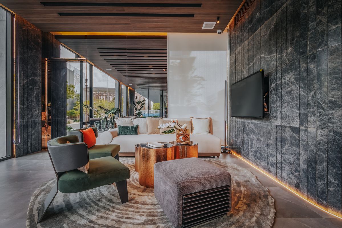 ขายบ้านพระราม 9 เพชรบุรีตัดใหม่ RCA : 🏡 บ้านเดี่ยวสุดหรู Artale Asoke-Rama9 ดีไซน์ทันสมัย 3 ห้องนอนใหญ่ 5 ห้องน้ำ ห้องนั่งเล่นเพดานสูง พร้อมวิวสระว่ายน้ำส่วนตัว ห้องครัวและแพนทรี่ครบครัน ใจกลางเมืองใกล้ถนนอโศก-พระราม 9