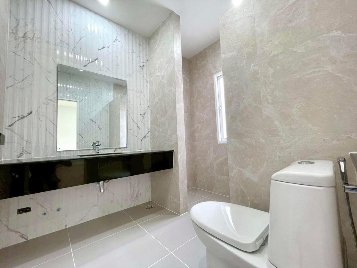 For SaleHouseMahachai Samut Sakhon : 🎉🏡 Golden opportunity! Discounted 2 million! #House No. 66 #Already rich! #Nusasiri City Rama 2 House with a private pool! 🌳💦