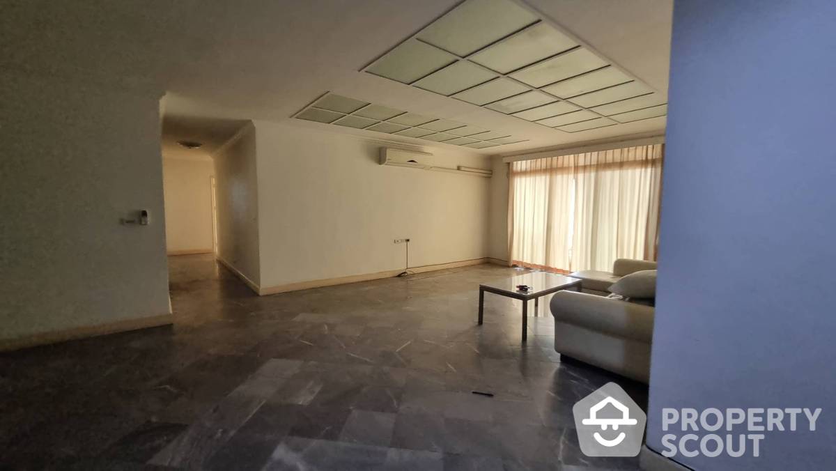 For RentCondoPattanakan, Srinakarin : 3-BR Condo at Royal Castle Pattanakarn in Suan Luang