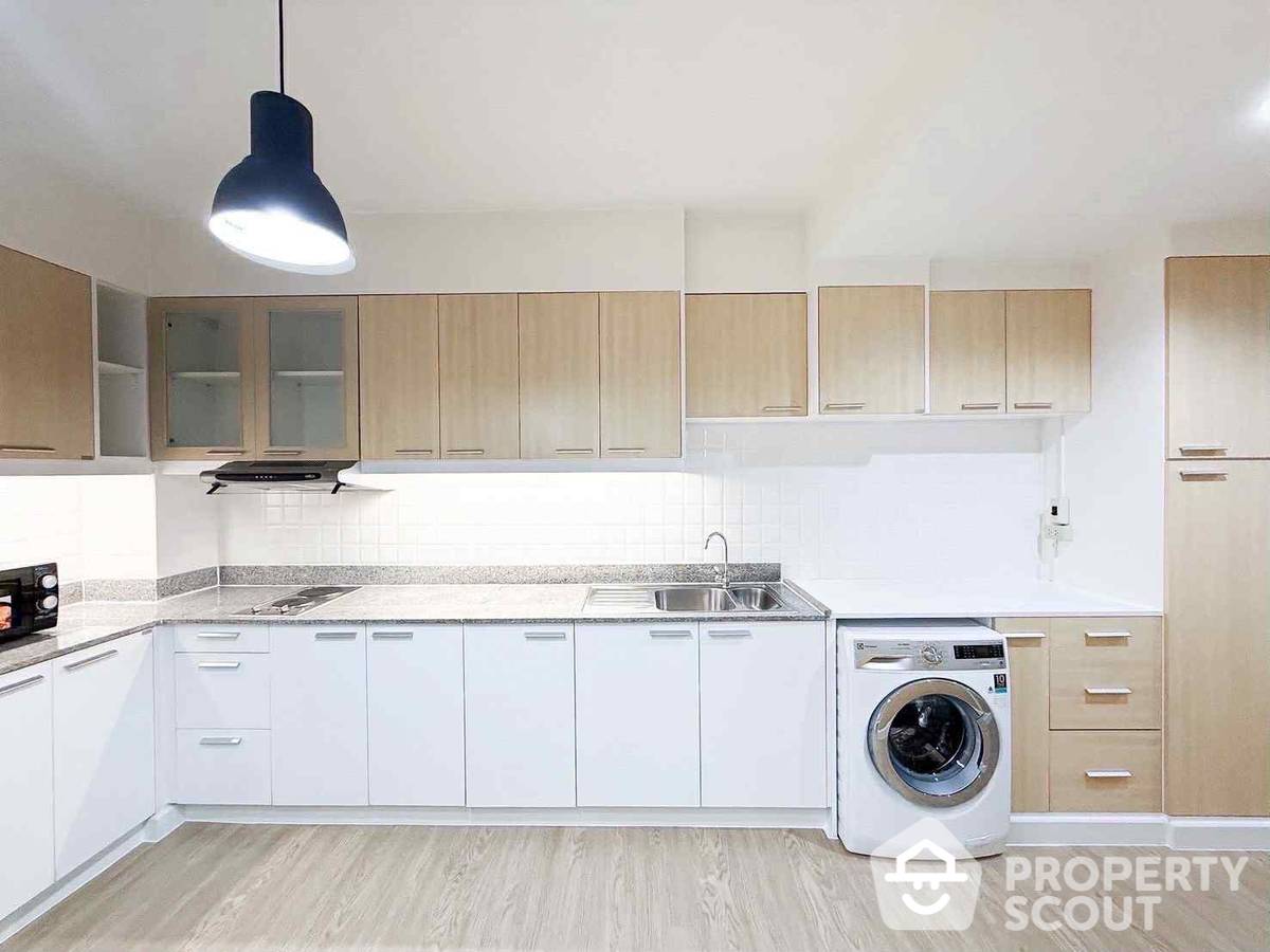 For RentCondoPattanakan, Srinakarin : 2-BR Condo at The IRIS Rama 9 - Srinagarindra near ARL Hua Mak