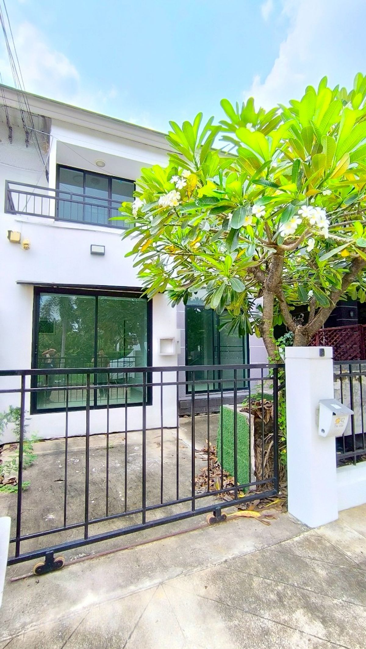 ขายทาวน์โฮมมีนบุรี-ร่มเกล้า : The Villa เดอะ วิลล่า รามคำแหง-สุวรรณภูมิ ทาวน์เฮ้าส์ 2 ชั้น ซอยรามคำแหง 174 ใกล้รถไฟฟ้าสายสีส้ม สถานีเคหะรามคำแหง ขายถูก บ้านสวย หน้าสวนหย่อม ไม่มีบ้านตรงข้าม