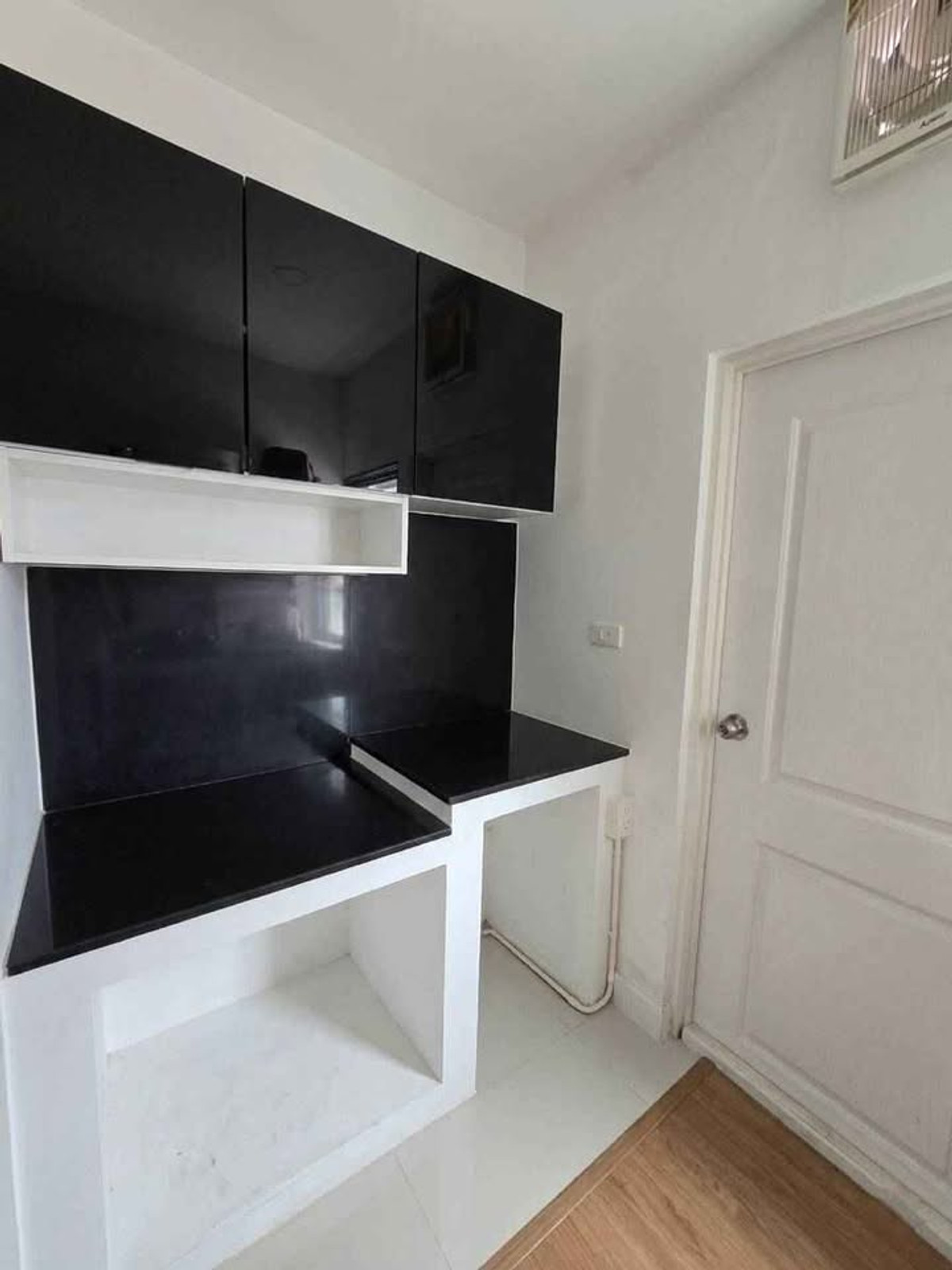 For RentHouseRama5, Ratchapruek, Bangkruai : 4bedroom house near Robinson Ratchaphruek and SISB, with a 7-11 convenience store at the entrance of the village.