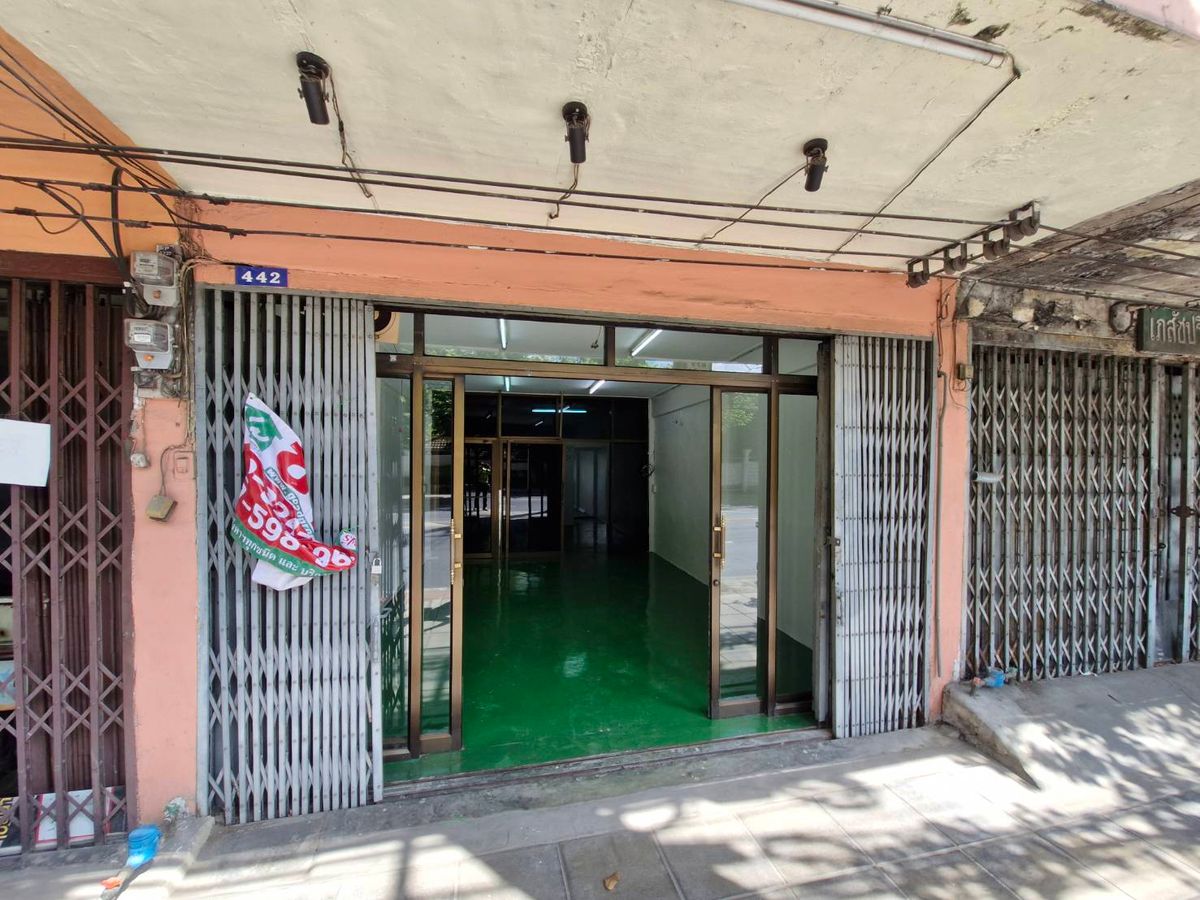 For SaleShop HouseRathburana, Suksawat : Special, the best building location, Renovate, and next to the road near the expressway. Ton Pracha Uthit Road The heart of Rat Burana