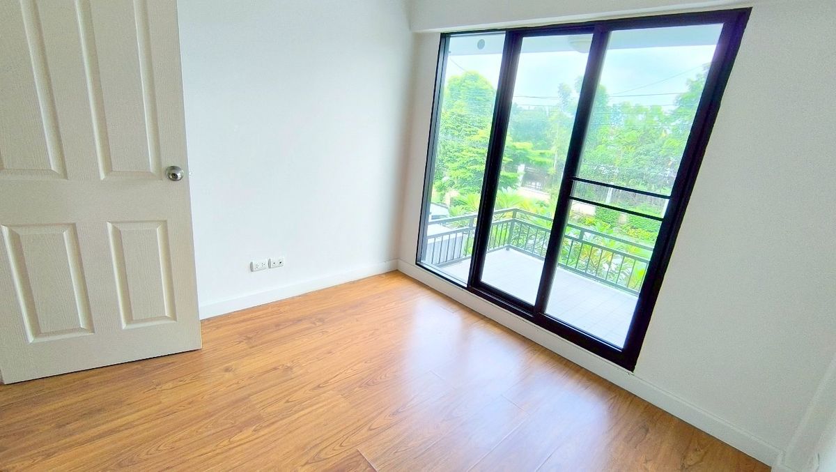 ขายทาวน์โฮมมีนบุรี-ร่มเกล้า : The Villa เดอะ วิลล่า รามคำแหง-สุวรรณภูมิ ทาวน์เฮ้าส์ 2 ชั้น ซอยรามคำแหง 174 ใกล้รถไฟฟ้าสายสีส้ม สถานีเคหะรามคำแหง ขายถูก บ้านสวย หน้าสวนหย่อม ไม่มีบ้านตรงข้าม