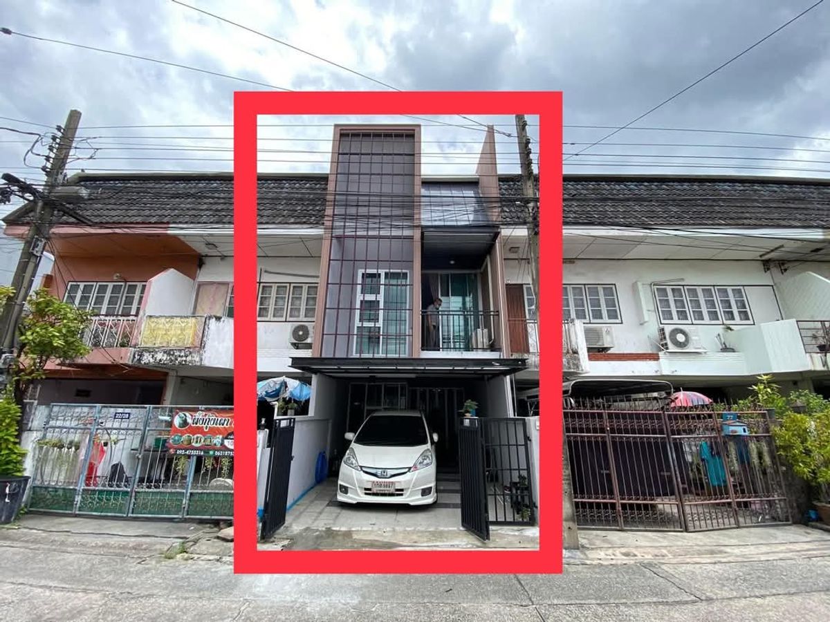 ขายบ้านโชคชัย4 ลาดพร้าว71 : ขายบ้านทาวน์เฮ้าส์ 2 ชั้น โชคชัย 4 ลาดพร้าว  เนื้อที่ 24 ตารางวา  เพื่อนบ้านดีกก อ่อนโยน เอื้ออาทร สงบ ยิ้มแย้ม ดูแลกัน