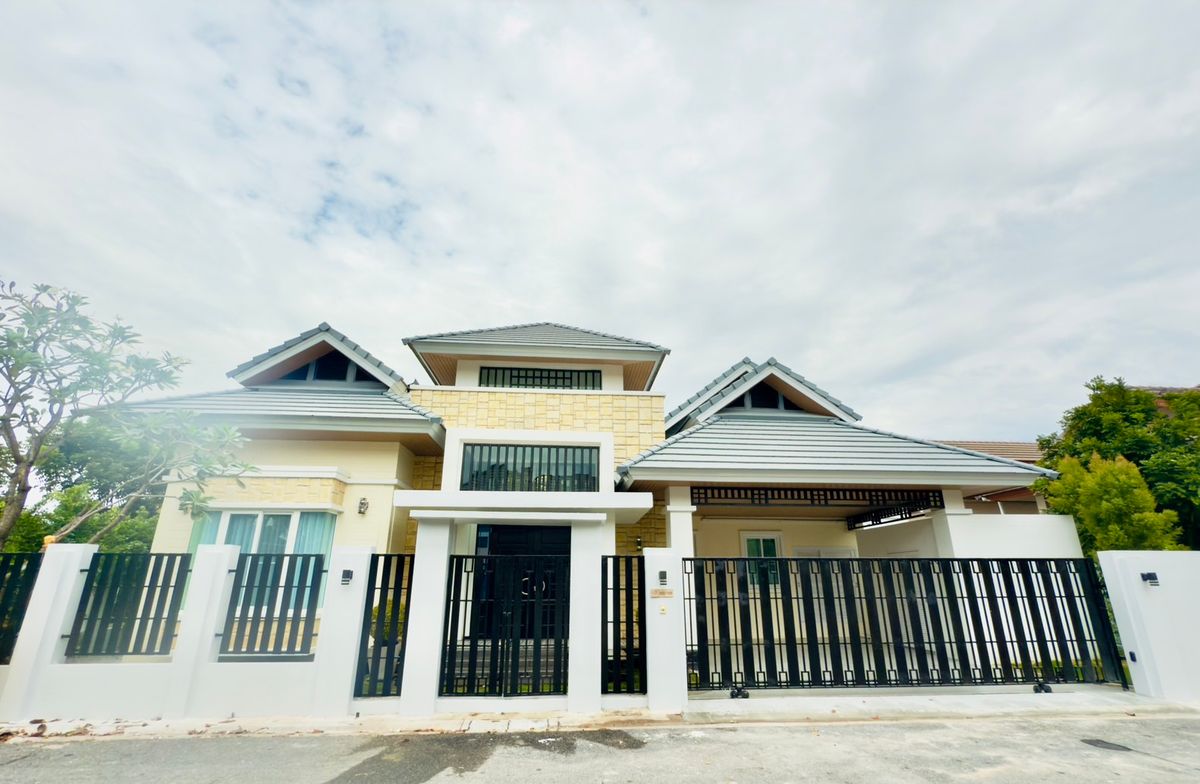 For SaleHousePattaya, Bangsaen, Chonburi : Hot Sale sells luxury houses !! Special Price, only 8.9 million baht