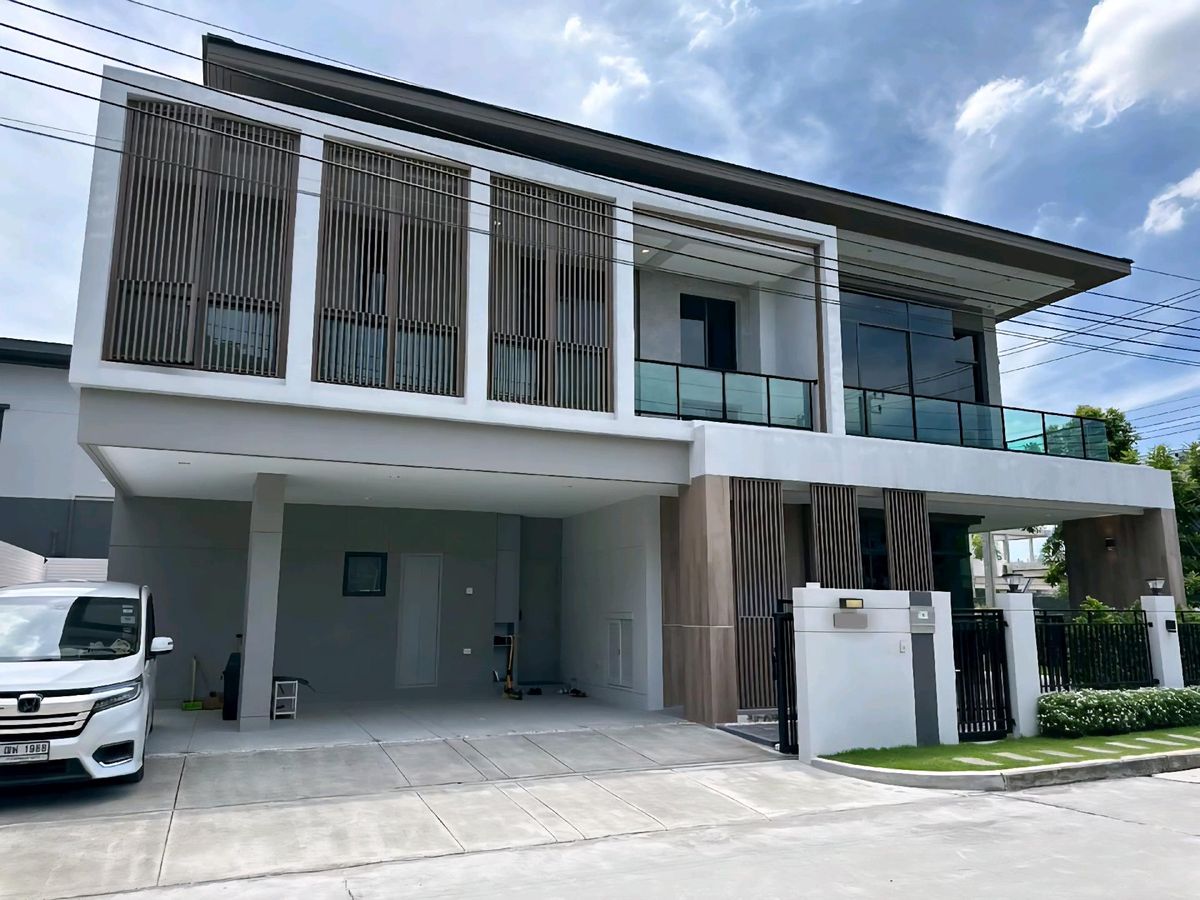 For SaleHouseBangna, Bearing, Lasalle : Sell ​​luxury houses behind the corner of the garden - the best plot in the project! Next to the central garden, the new home playground never lived.