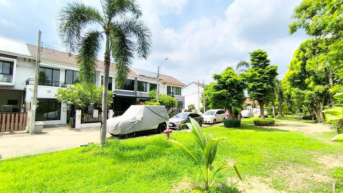 ขายทาวน์โฮมมีนบุรี-ร่มเกล้า : The Villa เดอะ วิลล่า รามคำแหง-สุวรรณภูมิ ทาวน์เฮ้าส์ 2 ชั้น ซอยรามคำแหง 174 ใกล้รถไฟฟ้าสายสีส้ม สถานีเคหะรามคำแหง ขายถูก บ้านสวย หน้าสวนหย่อม ไม่มีบ้านตรงข้าม