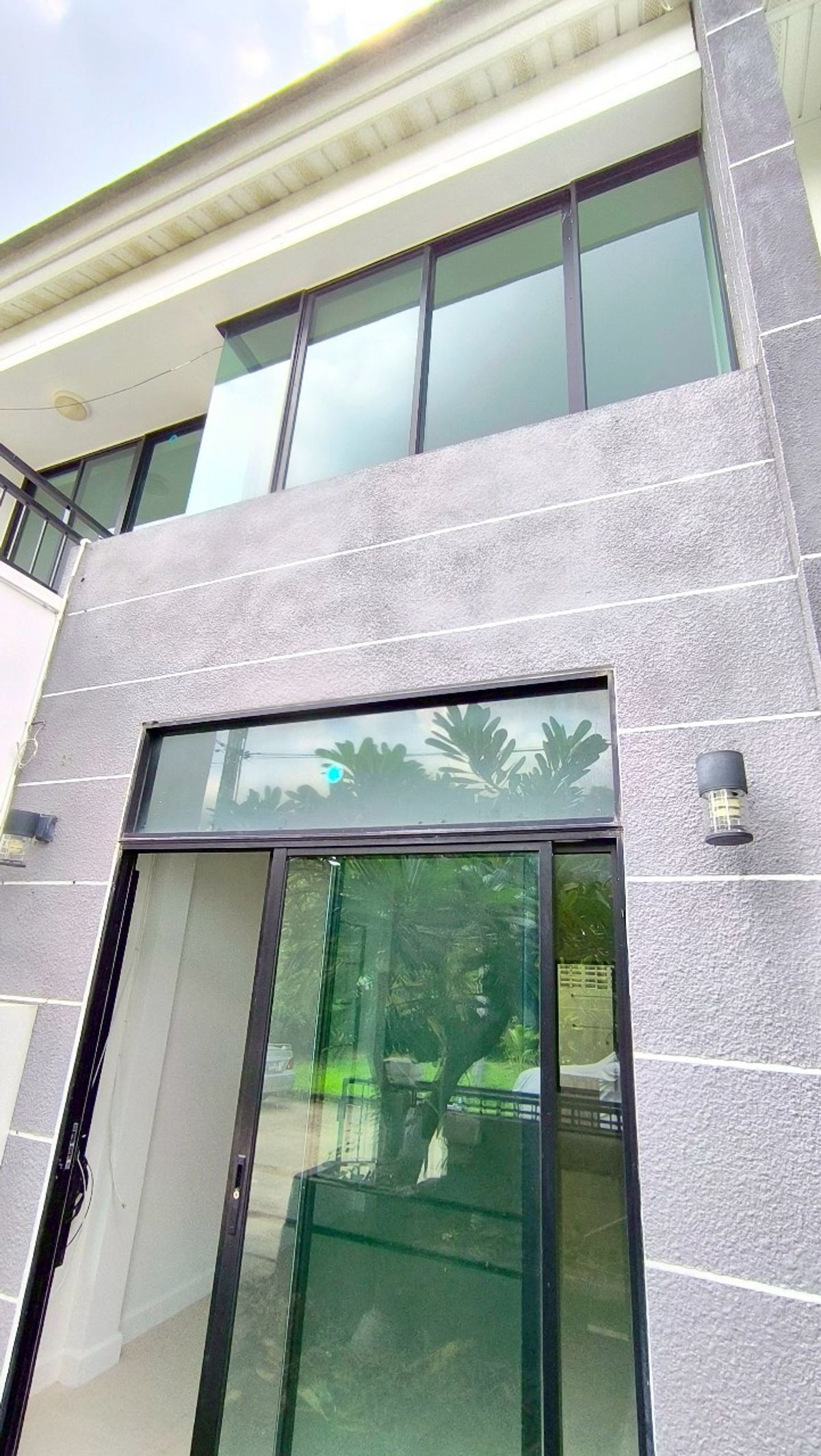 ขายทาวน์โฮมมีนบุรี-ร่มเกล้า : The Villa เดอะ วิลล่า รามคำแหง-สุวรรณภูมิ ทาวน์เฮ้าส์ 2 ชั้น ซอยรามคำแหง 174 ใกล้รถไฟฟ้าสายสีส้ม สถานีเคหะรามคำแหง ขายถูก บ้านสวย หน้าสวนหย่อม ไม่มีบ้านตรงข้าม