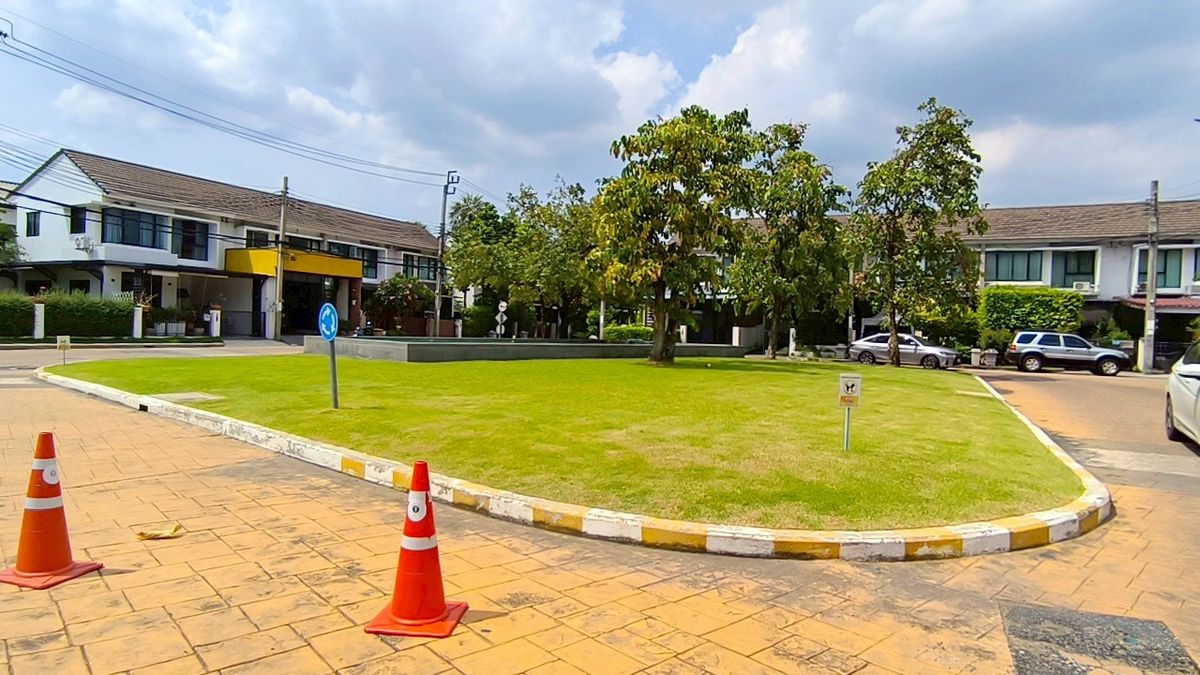 ขายทาวน์โฮมมีนบุรี-ร่มเกล้า : The Villa เดอะ วิลล่า รามคำแหง-สุวรรณภูมิ ทาวน์เฮ้าส์ 2 ชั้น ซอยรามคำแหง 174 ใกล้รถไฟฟ้าสายสีส้ม สถานีเคหะรามคำแหง ขายถูก บ้านสวย หน้าสวนหย่อม ไม่มีบ้านตรงข้าม