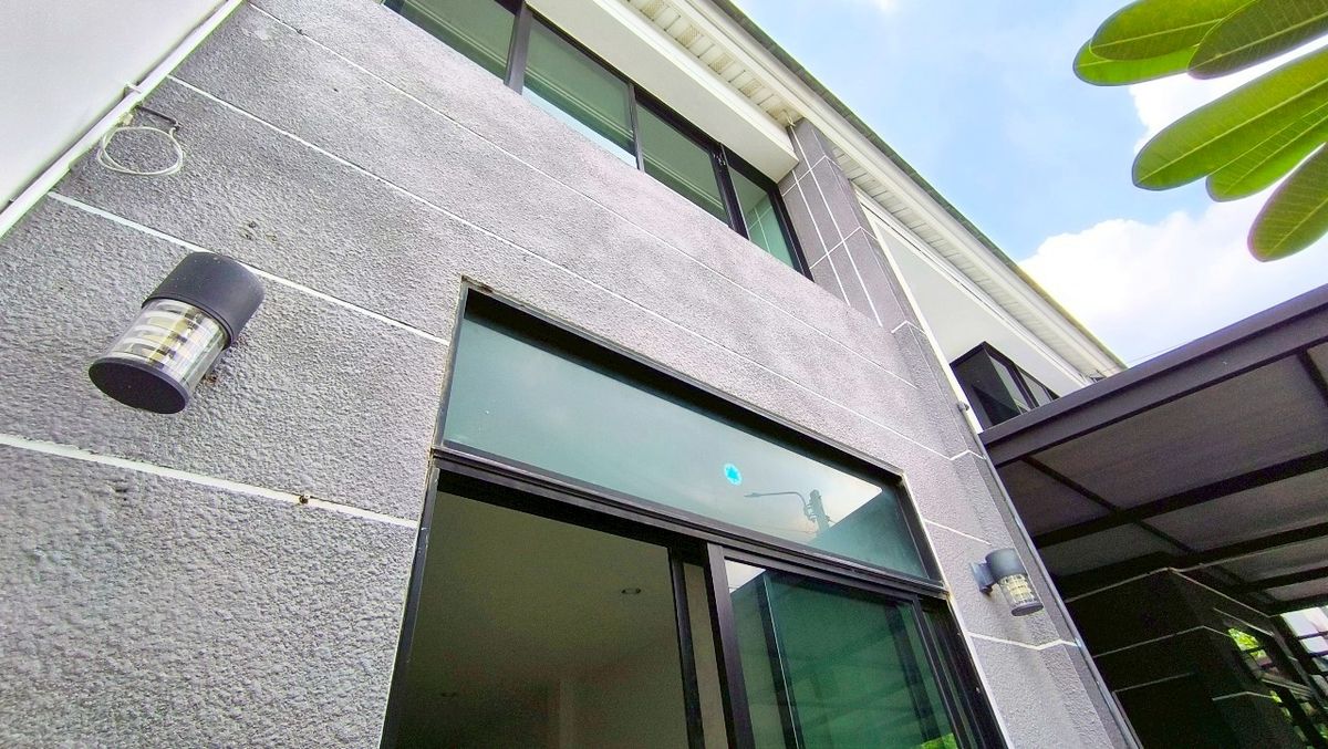 ขายทาวน์โฮมมีนบุรี-ร่มเกล้า : The Villa เดอะ วิลล่า รามคำแหง-สุวรรณภูมิ ทาวน์เฮ้าส์ 2 ชั้น ซอยรามคำแหง 174 ใกล้รถไฟฟ้าสายสีส้ม สถานีเคหะรามคำแหง ขายถูก บ้านสวย หน้าสวนหย่อม ไม่มีบ้านตรงข้าม