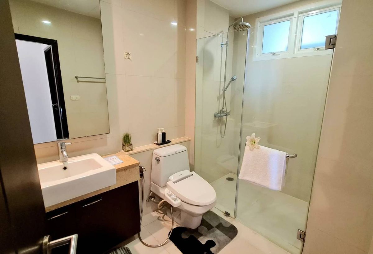 For RentRama9, Petchburi, RCA : ✨ Luxury Premium Condo for Rent — 2 Bedrooms, 2 Bathrooms + Maid’s Room  Stunning City View  Peaceful & Private  Just 5 Minutes Walk to BTS Phrom Phong