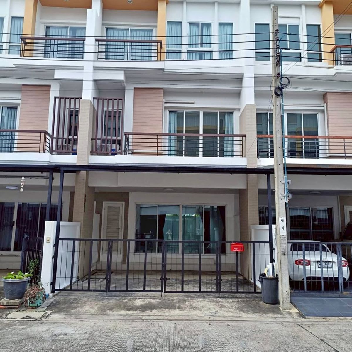For RentTownhomeNawamin, Ramindra : townhome on Soi Prasertmanukit 29 for residence, home office, or office. Safe and secure with 24-hour security.