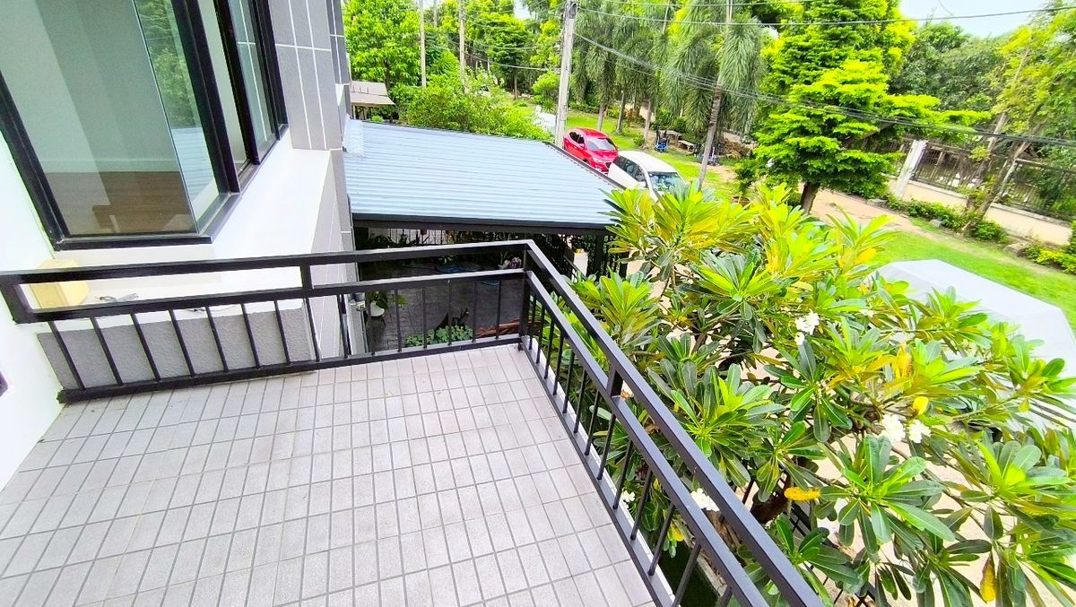 ขายทาวน์โฮมมีนบุรี-ร่มเกล้า : The Villa เดอะ วิลล่า รามคำแหง-สุวรรณภูมิ ทาวน์เฮ้าส์ 2 ชั้น ซอยรามคำแหง 174 ใกล้รถไฟฟ้าสายสีส้ม สถานีเคหะรามคำแหง ขายถูก บ้านสวย หน้าสวนหย่อม ไม่มีบ้านตรงข้าม