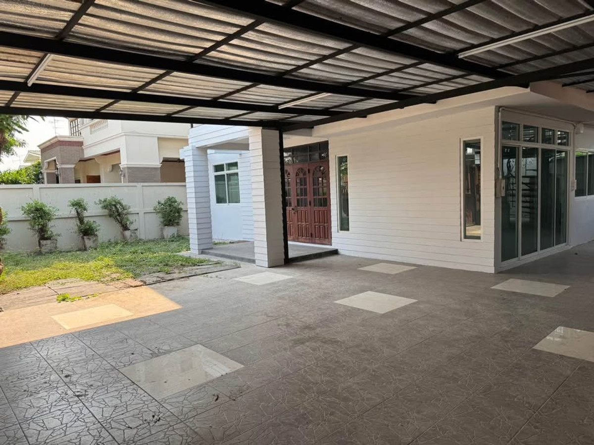 For RentHouseRattanathibet, Sanambinna : house 91 sq.wah of land with 5 bedrooms, opposite Nonthaburi Transportation Center. Suitable for company registration.