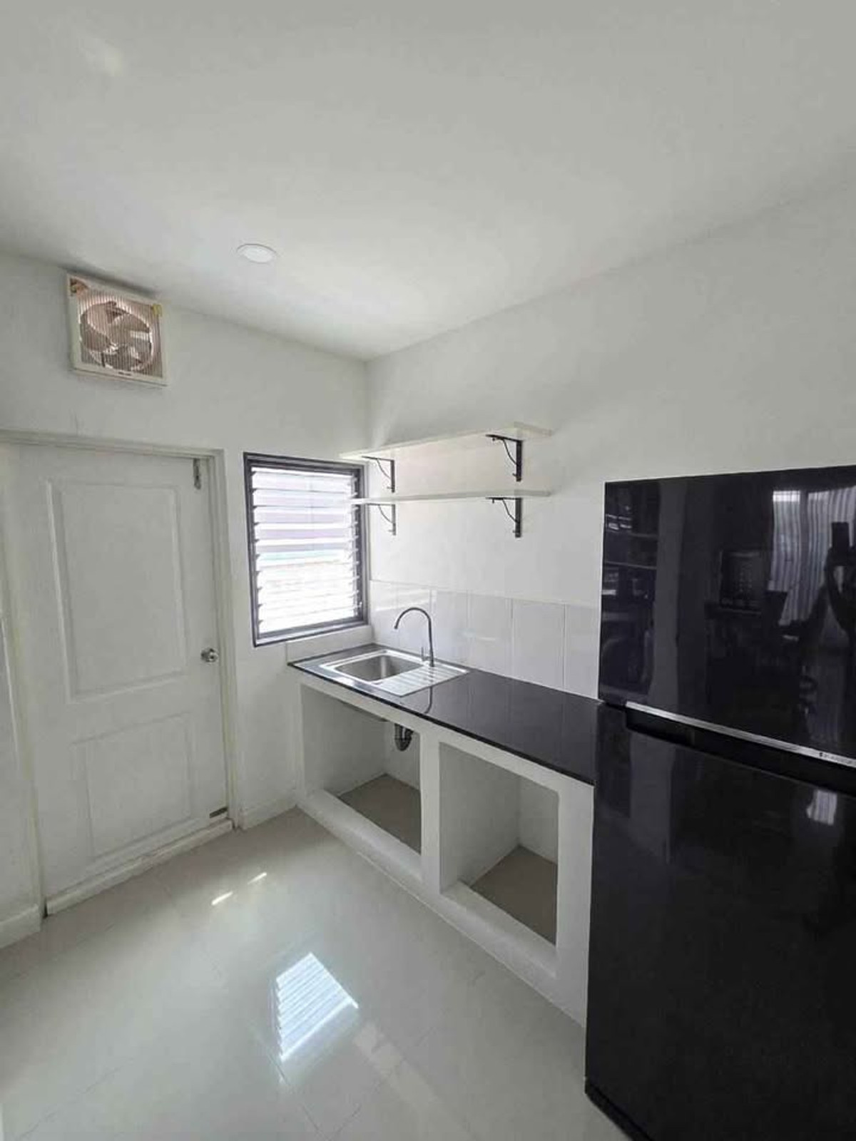 For RentHouseRama5, Ratchapruek, Bangkruai : 4bedroom house near Robinson Ratchaphruek and SISB, with a 7-11 convenience store at the entrance of the village.