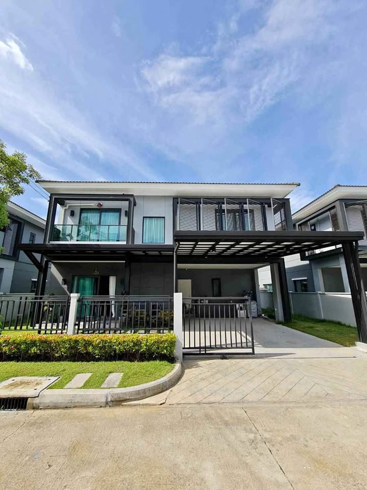 For RentHouseRama5, Ratchapruek, Bangkruai : 4bedroom house near Robinson Ratchaphruek and SISB, with a 7-11 convenience store at the entrance of the village.