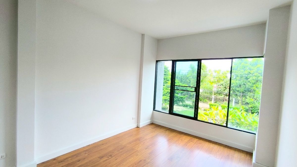 ขายทาวน์โฮมมีนบุรี-ร่มเกล้า : The Villa เดอะ วิลล่า รามคำแหง-สุวรรณภูมิ ทาวน์เฮ้าส์ 2 ชั้น ซอยรามคำแหง 174 ใกล้รถไฟฟ้าสายสีส้ม สถานีเคหะรามคำแหง ขายถูก บ้านสวย หน้าสวนหย่อม ไม่มีบ้านตรงข้าม