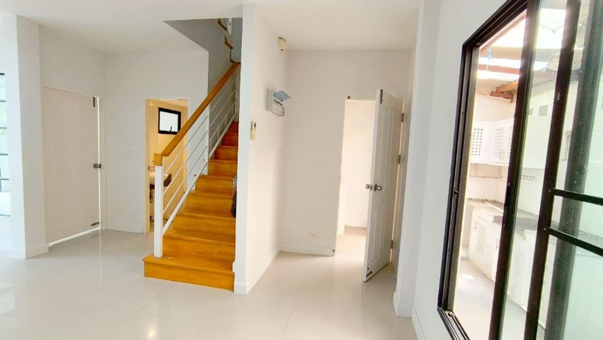 ขายทาวน์โฮมมีนบุรี-ร่มเกล้า : The Villa เดอะ วิลล่า รามคำแหง-สุวรรณภูมิ ทาวน์เฮ้าส์ 2 ชั้น ซอยรามคำแหง 174 ใกล้รถไฟฟ้าสายสีส้ม สถานีเคหะรามคำแหง ขายถูก บ้านสวย หน้าสวนหย่อม ไม่มีบ้านตรงข้าม