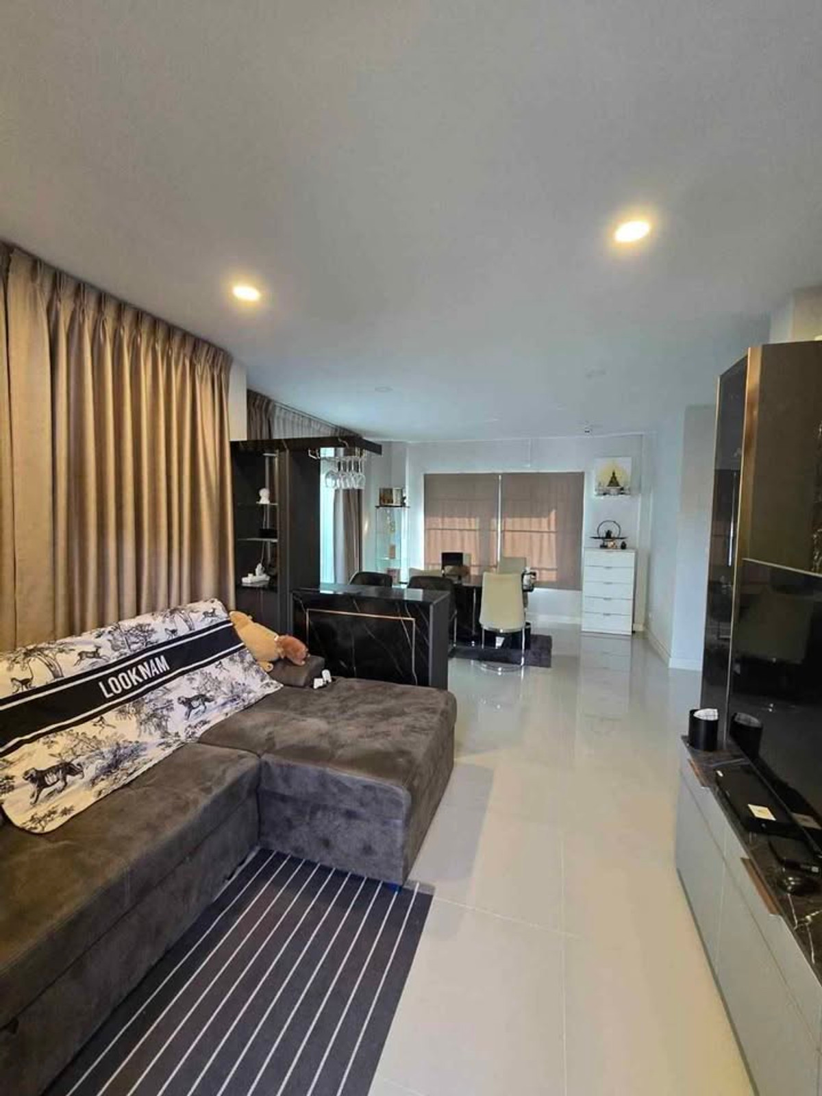 For RentHouseRama5, Ratchapruek, Bangkruai : 4bedroom house near Robinson Ratchaphruek and SISB, with a 7-11 convenience store at the entrance of the village.