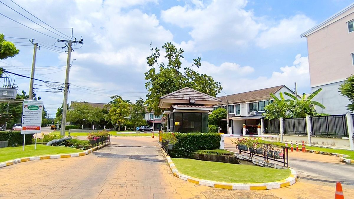 ขายทาวน์โฮมมีนบุรี-ร่มเกล้า : The Villa เดอะ วิลล่า รามคำแหง-สุวรรณภูมิ ทาวน์เฮ้าส์ 2 ชั้น ซอยรามคำแหง 174 ใกล้รถไฟฟ้าสายสีส้ม สถานีเคหะรามคำแหง ขายถูก บ้านสวย หน้าสวนหย่อม ไม่มีบ้านตรงข้าม