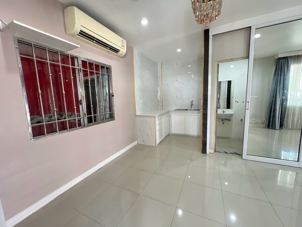 For sale: Townhome, The Trust City, Ngamwongwan, 170 sq m, 29.1 sq wa, ready to move in, corner unit, convenient transportation Loading...