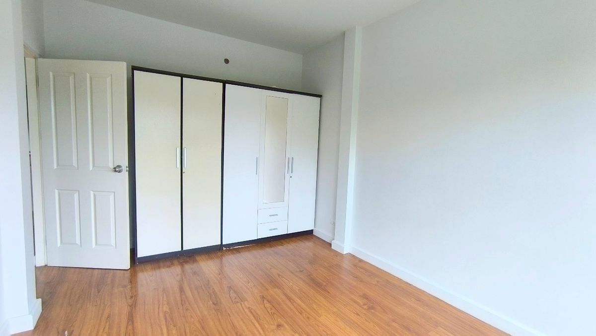 ขายทาวน์โฮมมีนบุรี-ร่มเกล้า : The Villa เดอะ วิลล่า รามคำแหง-สุวรรณภูมิ ทาวน์เฮ้าส์ 2 ชั้น ซอยรามคำแหง 174 ใกล้รถไฟฟ้าสายสีส้ม สถานีเคหะรามคำแหง ขายถูก บ้านสวย หน้าสวนหย่อม ไม่มีบ้านตรงข้าม