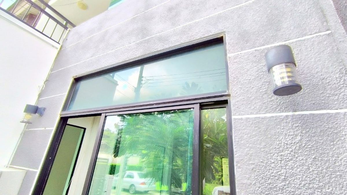 ขายทาวน์โฮมมีนบุรี-ร่มเกล้า : The Villa เดอะ วิลล่า รามคำแหง-สุวรรณภูมิ ทาวน์เฮ้าส์ 2 ชั้น ซอยรามคำแหง 174 ใกล้รถไฟฟ้าสายสีส้ม สถานีเคหะรามคำแหง ขายถูก บ้านสวย หน้าสวนหย่อม ไม่มีบ้านตรงข้าม