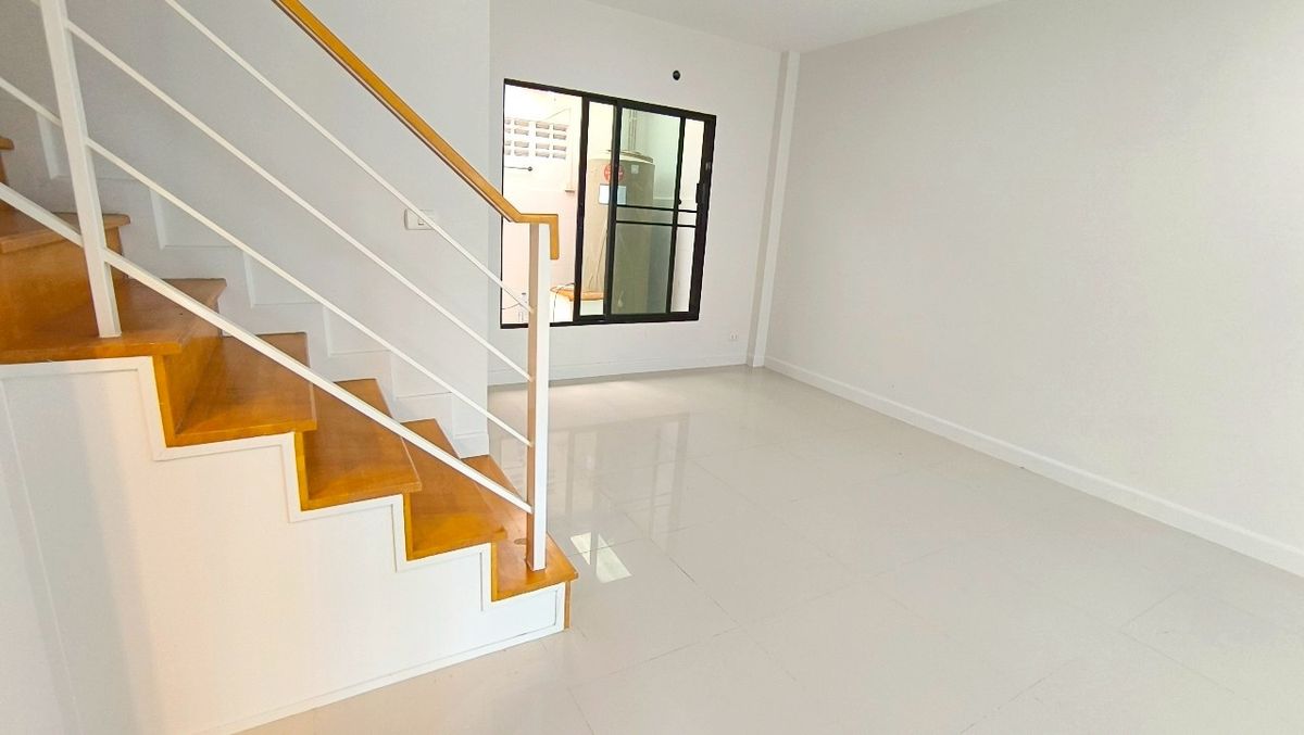 ขายทาวน์โฮมมีนบุรี-ร่มเกล้า : The Villa เดอะ วิลล่า รามคำแหง-สุวรรณภูมิ ทาวน์เฮ้าส์ 2 ชั้น ซอยรามคำแหง 174 ใกล้รถไฟฟ้าสายสีส้ม สถานีเคหะรามคำแหง ขายถูก บ้านสวย หน้าสวนหย่อม ไม่มีบ้านตรงข้าม