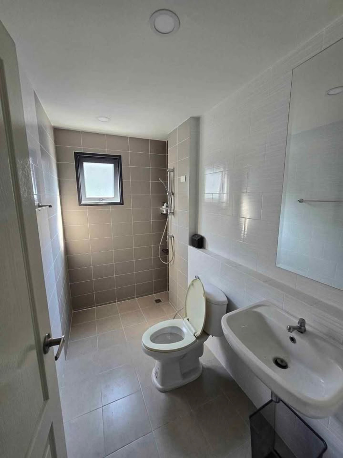 For RentHouseRama5, Ratchapruek, Bangkruai : 4bedroom house near Robinson Ratchaphruek and SISB, with a 7-11 convenience store at the entrance of the village.