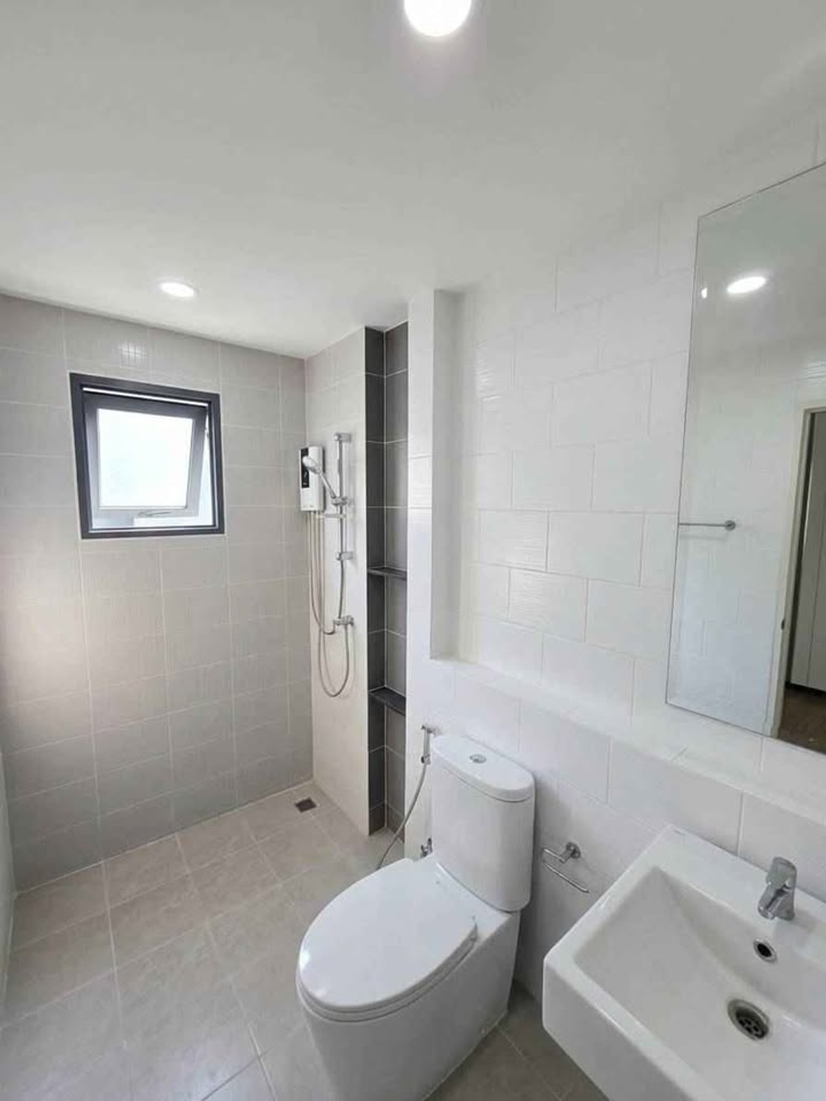 For RentHouseRama5, Ratchapruek, Bangkruai : 4bedroom house near Robinson Ratchaphruek and SISB, with a 7-11 convenience store at the entrance of the village.