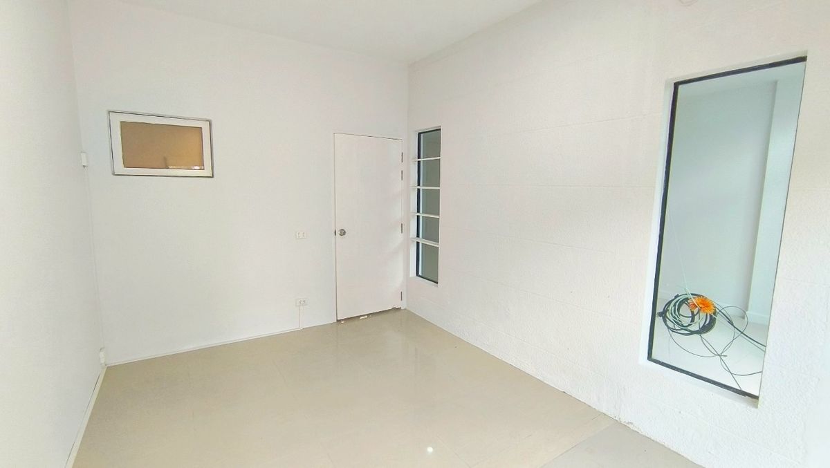 ขายทาวน์โฮมมีนบุรี-ร่มเกล้า : The Villa เดอะ วิลล่า รามคำแหง-สุวรรณภูมิ ทาวน์เฮ้าส์ 2 ชั้น ซอยรามคำแหง 174 ใกล้รถไฟฟ้าสายสีส้ม สถานีเคหะรามคำแหง ขายถูก บ้านสวย หน้าสวนหย่อม ไม่มีบ้านตรงข้าม