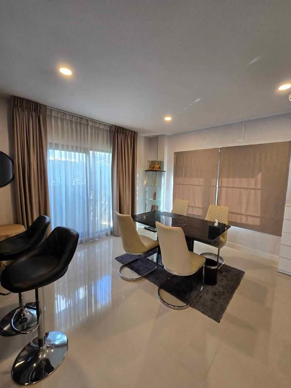 For RentHouseRama5, Ratchapruek, Bangkruai : 4bedroom house near Robinson Ratchaphruek and SISB, with a 7-11 convenience store at the entrance of the village.