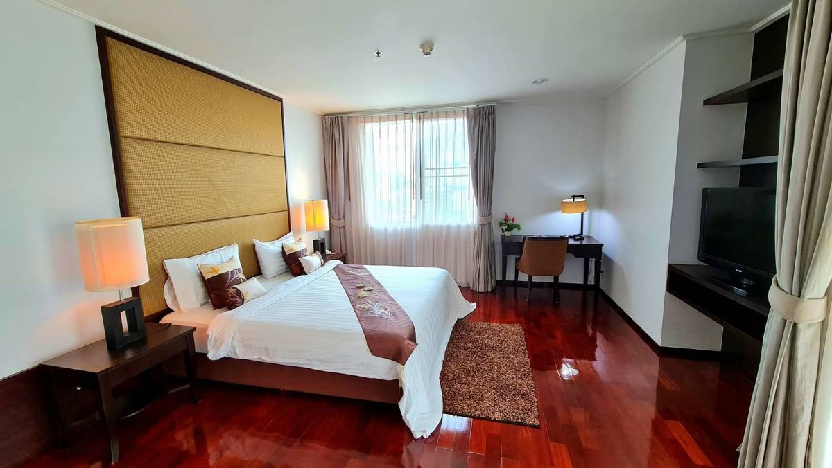 For RentRama9, Petchburi, RCA : ✨ Luxury Premium Condo for Rent — 2 Bedrooms, 2 Bathrooms + Maid’s Room  Stunning City View  Peaceful & Private  Just 5 Minutes Walk to BTS Phrom Phong