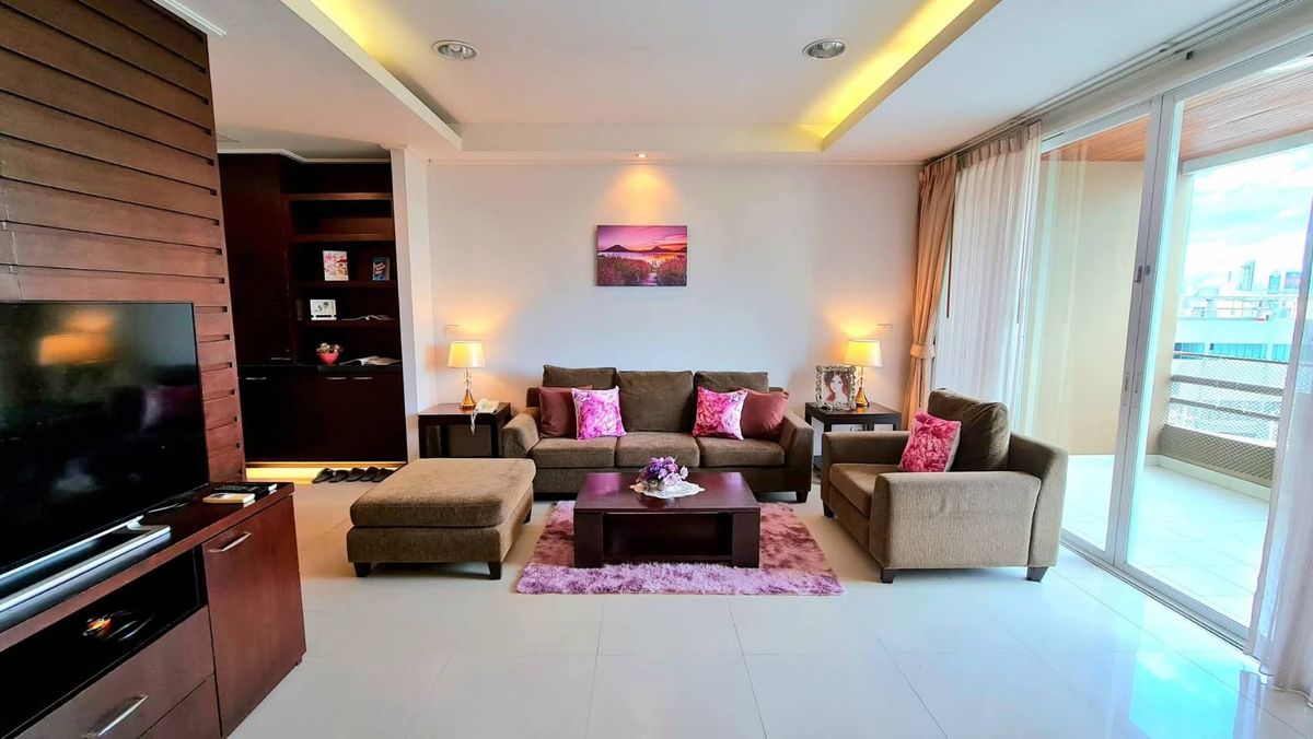 For RentRama9, Petchburi, RCA : ✨ Luxury Premium Condo for Rent — 2 Bedrooms, 2 Bathrooms + Maid’s Room  Stunning City View  Peaceful & Private  Just 5 Minutes Walk to BTS Phrom Phong