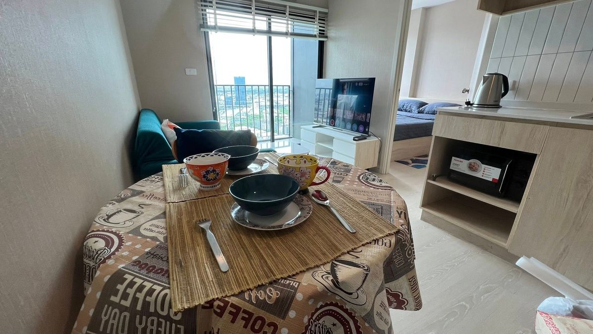 For RentCondoPattanakan, Srinakarin : Condo, 40th floor, with beautiful decorative furniture for rent in Srinakarin-Sri Dan, near BTS Srilasal only 400 meters.