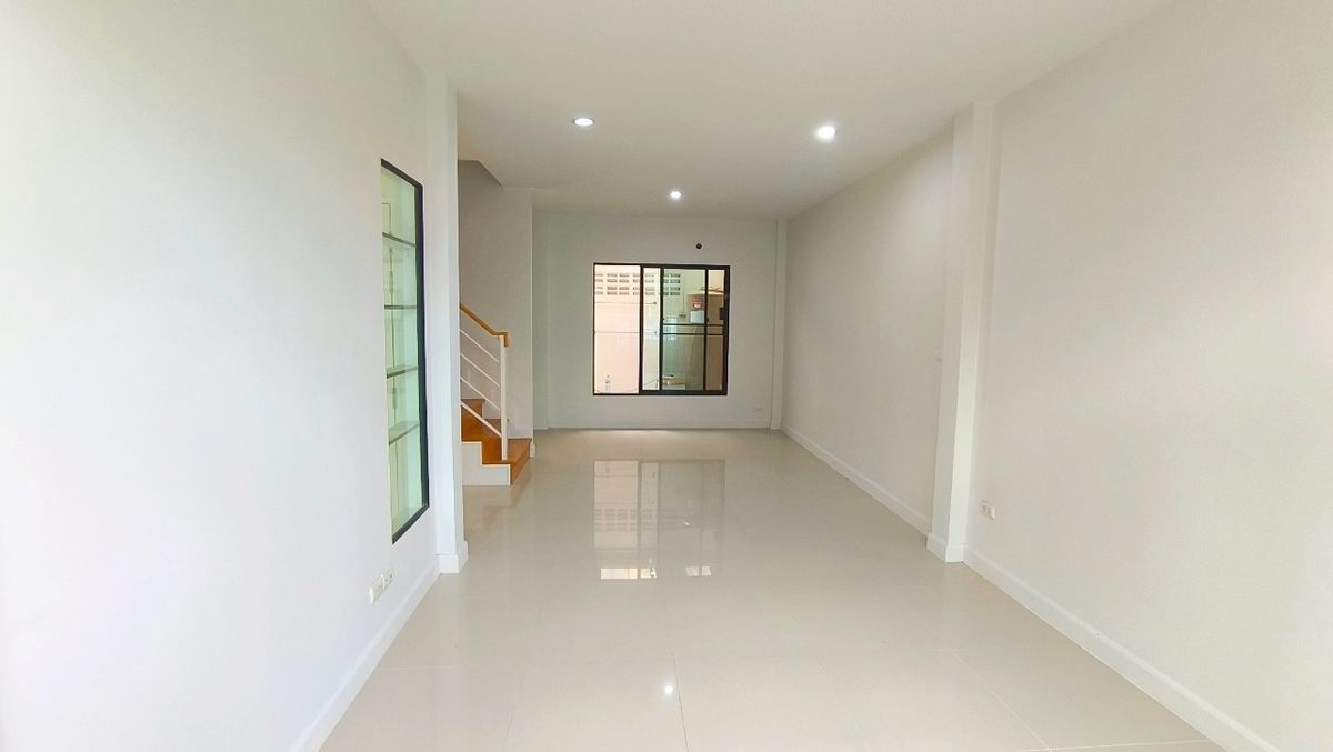 ขายทาวน์โฮมมีนบุรี-ร่มเกล้า : The Villa เดอะ วิลล่า รามคำแหง-สุวรรณภูมิ ทาวน์เฮ้าส์ 2 ชั้น ซอยรามคำแหง 174 ใกล้รถไฟฟ้าสายสีส้ม สถานีเคหะรามคำแหง ขายถูก บ้านสวย หน้าสวนหย่อม ไม่มีบ้านตรงข้าม