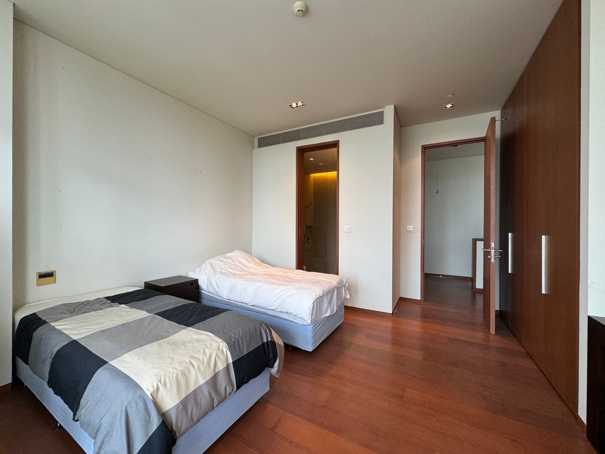 ขายคอนโดสาทร นราธิวาส : ✨ ชีวิตเหนือระดับ! คอนโดหรูแบบดูเพล็กซ์ (Duplex) ที่ The Sukhothai Residences 4 ห้องนอน พร้อมห้องแม่บ้าน ลิฟต์ส่วนตัว ที่จอดรถส่วนตัว และสิ่งอำนวยความสะดวกระดับโรงแรม 5 ดาว