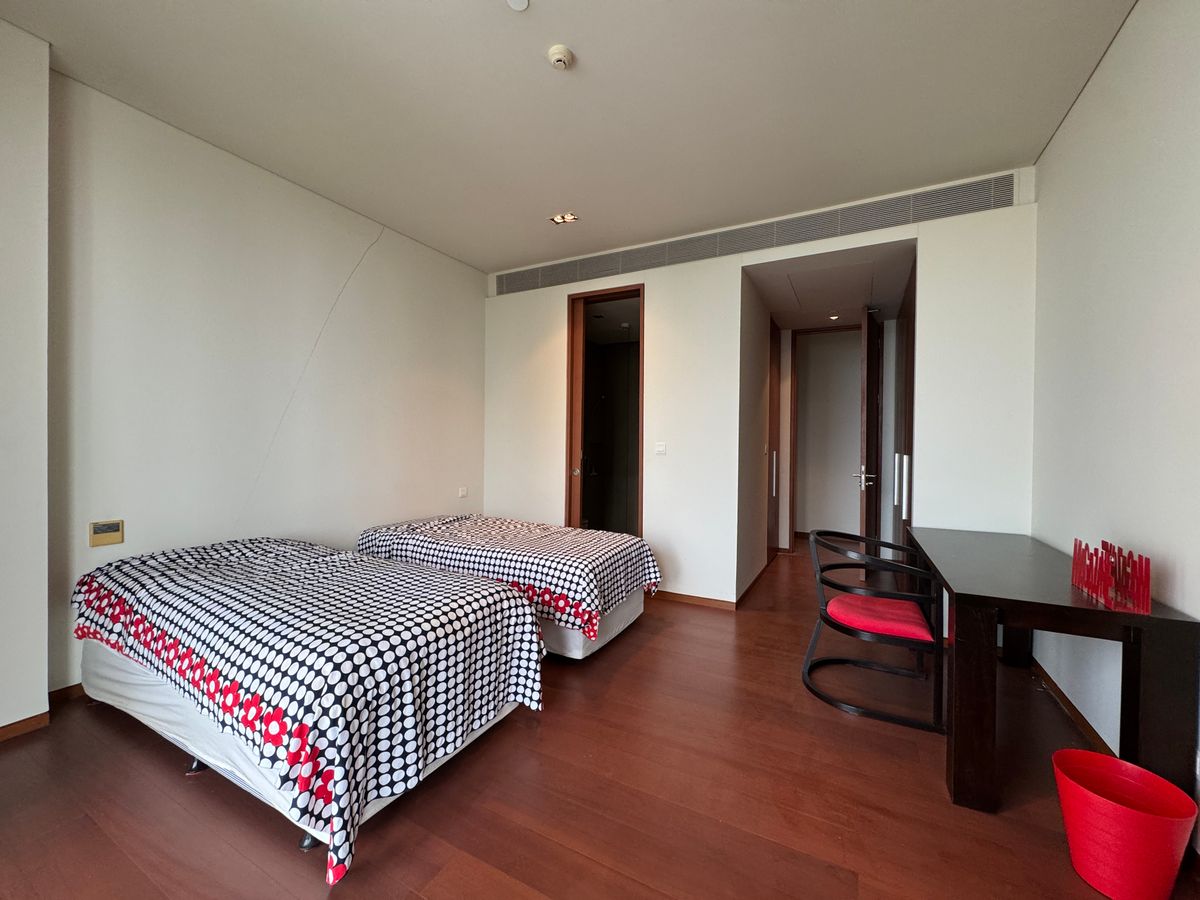 ขายคอนโดสาทร นราธิวาส : ✨ ชีวิตเหนือระดับ! คอนโดหรูแบบดูเพล็กซ์ (Duplex) ที่ The Sukhothai Residences 4 ห้องนอน พร้อมห้องแม่บ้าน ลิฟต์ส่วนตัว ที่จอดรถส่วนตัว และสิ่งอำนวยความสะดวกระดับโรงแรม 5 ดาว