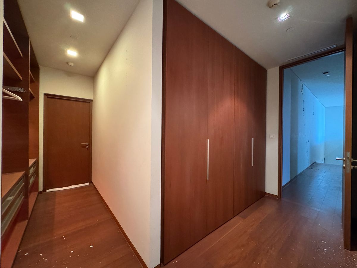 ขายคอนโดสาทร นราธิวาส : ✨ ชีวิตเหนือระดับ! คอนโดหรูแบบดูเพล็กซ์ (Duplex) ที่ The Sukhothai Residences 4 ห้องนอน พร้อมห้องแม่บ้าน ลิฟต์ส่วนตัว ที่จอดรถส่วนตัว และสิ่งอำนวยความสะดวกระดับโรงแรม 5 ดาว