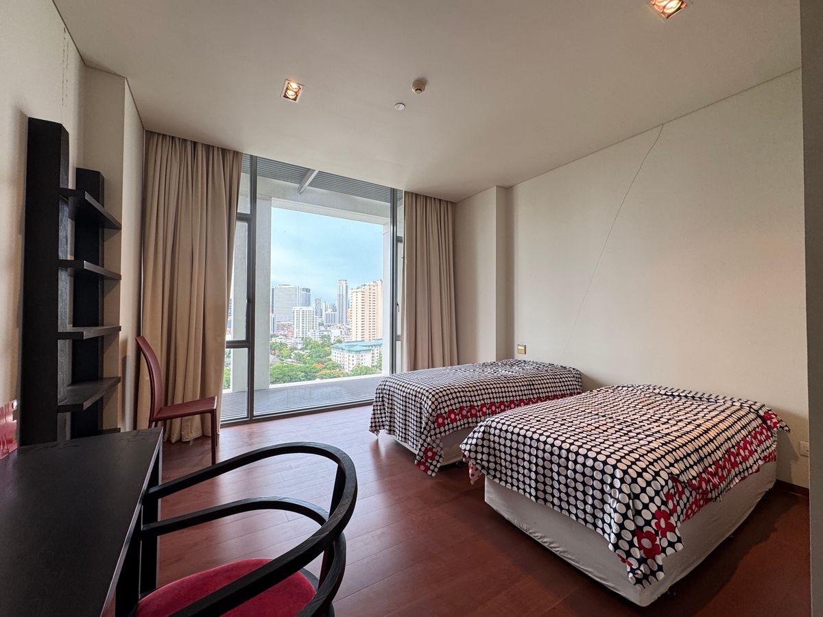 ขายคอนโดสาทร นราธิวาส : ✨ ชีวิตเหนือระดับ! คอนโดหรูแบบดูเพล็กซ์ (Duplex) ที่ The Sukhothai Residences 4 ห้องนอน พร้อมห้องแม่บ้าน ลิฟต์ส่วนตัว ที่จอดรถส่วนตัว และสิ่งอำนวยความสะดวกระดับโรงแรม 5 ดาว