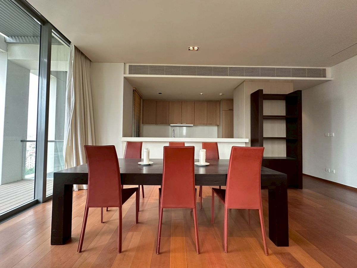 ขายคอนโดสาทร นราธิวาส : ✨ ชีวิตเหนือระดับ! คอนโดหรูแบบดูเพล็กซ์ (Duplex) ที่ The Sukhothai Residences 4 ห้องนอน พร้อมห้องแม่บ้าน ลิฟต์ส่วนตัว ที่จอดรถส่วนตัว และสิ่งอำนวยความสะดวกระดับโรงแรม 5 ดาว