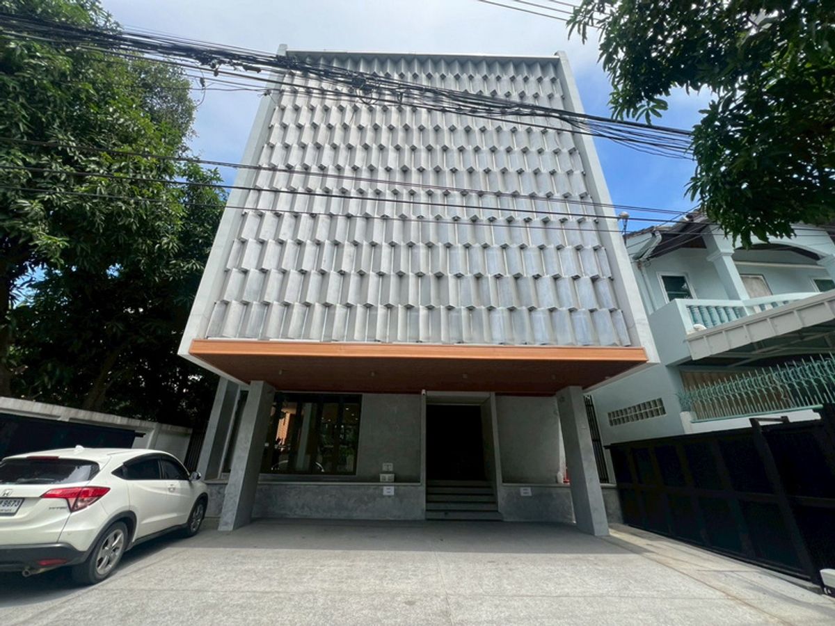 โฮมออฟฟิศอ่อนนุช อุดมสุข : ขาย/เช่า โฮมออฟฟิศ  3.5 ชั้น เนื้อที่ 106 ตรว.  มีลิฟต์ ใกล้รถไฟฟ้าBTSบางจาก BRE25241