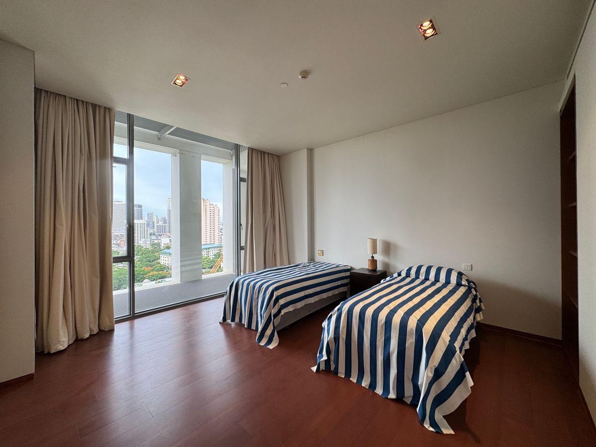 ขายคอนโดสาทร นราธิวาส : ✨ ชีวิตเหนือระดับ! คอนโดหรูแบบดูเพล็กซ์ (Duplex) ที่ The Sukhothai Residences 4 ห้องนอน พร้อมห้องแม่บ้าน ลิฟต์ส่วนตัว ที่จอดรถส่วนตัว และสิ่งอำนวยความสะดวกระดับโรงแรม 5 ดาว