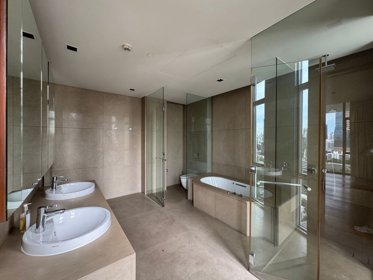 ขายคอนโดสาทร นราธิวาส : ✨ ชีวิตเหนือระดับ! คอนโดหรูแบบดูเพล็กซ์ (Duplex) ที่ The Sukhothai Residences 4 ห้องนอน พร้อมห้องแม่บ้าน ลิฟต์ส่วนตัว ที่จอดรถส่วนตัว และสิ่งอำนวยความสะดวกระดับโรงแรม 5 ดาว